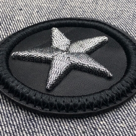 badge-logo-opliggend-leer-3D-borduur-kledinglabel-labellegendz