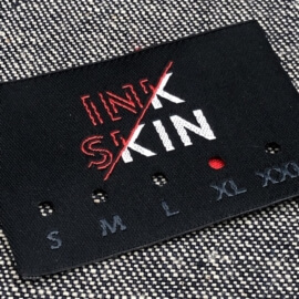 geweven-label-etiket-uniek-maat-systeem-letter-logo-merknaam-laser-gaatjes-zwart-rood-wit-kledinglabels-labellegendz