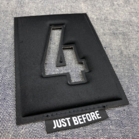 badge-zwart-PU-rechthoek-4-vorm-embossed-pragen-stanzen-logo-merknaam-geweven-label-labellegendz